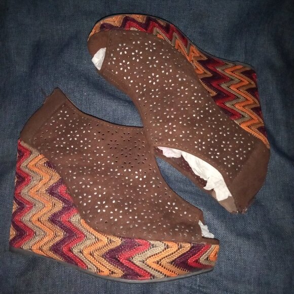 " THE TRIBECA AZTEC WEDGE " Peep Toe Multi Print Wedge  ( BRAND NEW !!!!! - Picture 1 of 3